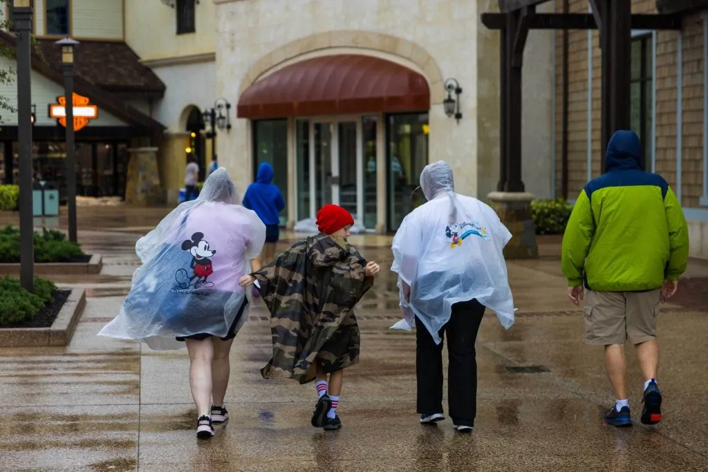 ORLANDO, FLORIDA – 9 de octubre: Gente caminando por el complejo comercial Disney Springs antes del huracán Milton el 9 de octubre de 2024 | Foto: Getty Images