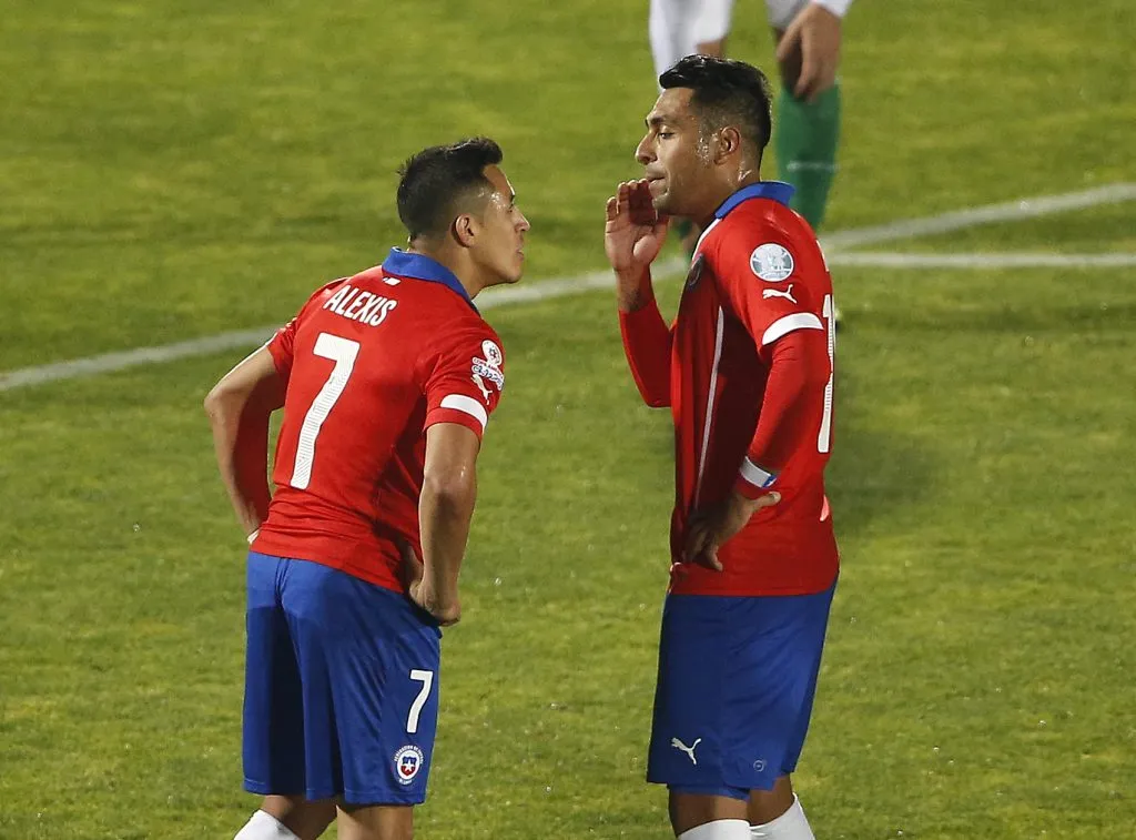 Jarita y Alexis en una de sus varios cruces en la cancha defendiendo La Roja.