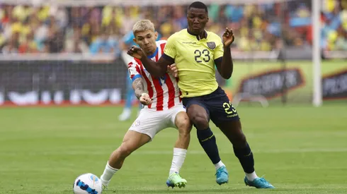 Partido apretado entre ecuatorianos y paraguayos.