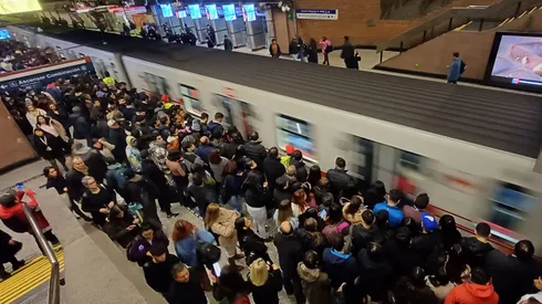El duelo de La Roja frente a Brasil provocará la extensión horaria del Metro de Santiago.