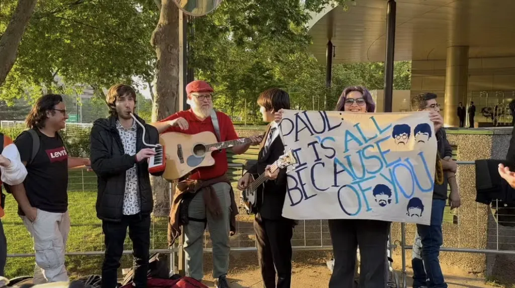 Inesperado: se juntaron los fanáticos de Paul McCartney y los hinchas de Brasil en Las Condes | Globo Esporte