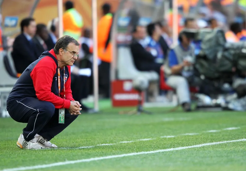 Nicolás Peric aseguró que Marcelo Bielsa pasó por lo mismo que le acusan en Uruguay en sus días en Chile. Foto: Getty Images.