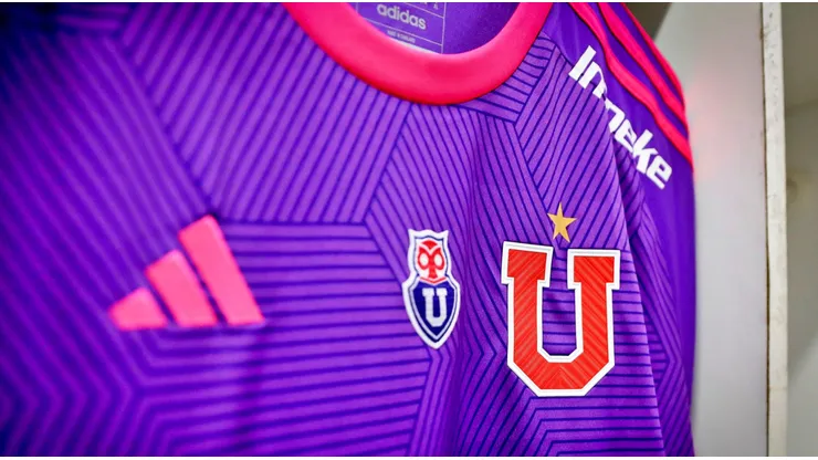 La U jugará esta tarde con su nueva camiseta morada.