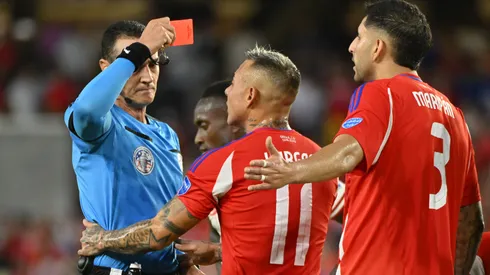 El árbitro Wilmar Roldán expulsó a Gabriel Suazo en el partido entre Chile y Canadá, en la Copa América 2024.