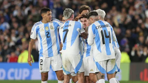 Jugadores argentinos festejan el gol de Julián Álvarez contra Chile, en la fecha 7 de las Eliminatorias Sudamericanas 2026.