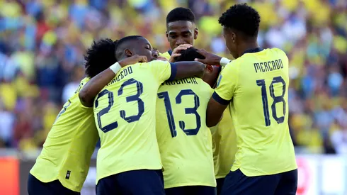 Los jugadores de Ecuador celebran ante Perú, en la fecha 8 de las Eliminatorias Sudamericanas 2026.