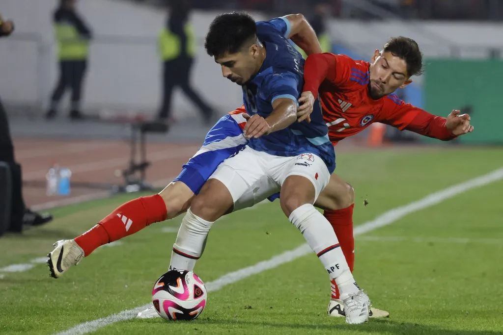 Felipe Loyola ante Paraguay: salió lesionado por un infortunio de aquel amistoso. (Andrés Piña/Photosport).