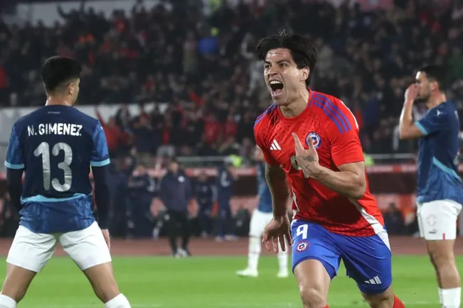 Víctor Dávila festejó por duplicado en el amistoso ante Paraguay. (Jonnathan Oyarzun/Photosport).