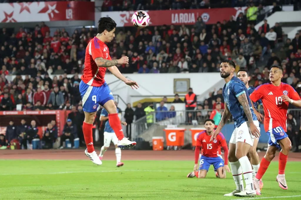 Víctor Dávila le anotó de cabeza a Paraguay. (Jonnathan Oyarzun/Photosport).