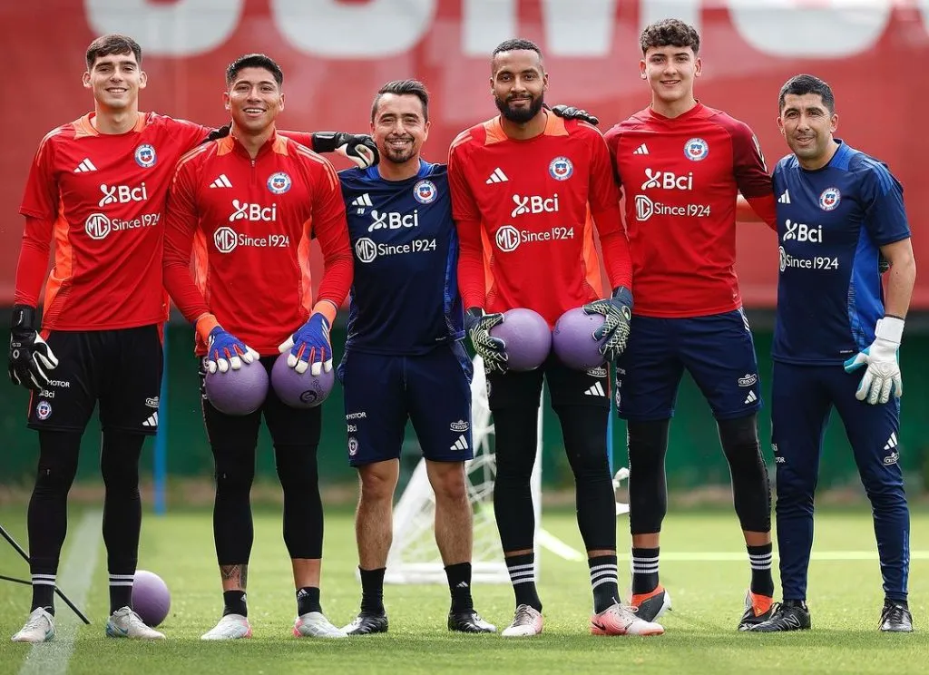 Vicente Reyes, Brayan Cortés, Lawrence Vigouroux, los tres arqueros de la Roja adulta. A su lado, José Alburquenque, de la Universidad de Chile. (Foto: Carlos Parra | Comunicaciones FFCh).