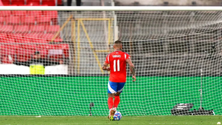 Eduardo Vargas anotó un gol ante Bolivia y desató una polémica a nivel mundial.