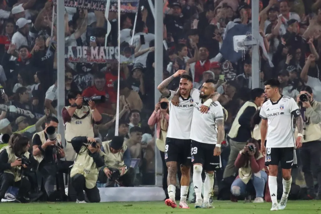 Javier Correa y Arturo Vidal festejan en Colo Colo. (Jonnathan Oyarzun/Photosport).