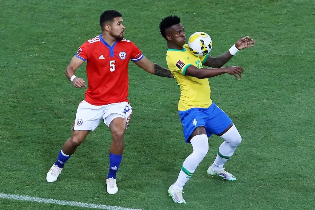 Chile en bajada enfrenta a un Brasil en crisis: Guarello elige creer y apostar a la suerte.