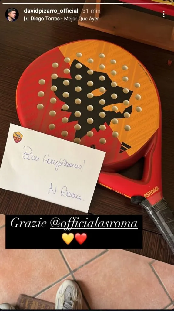 La pala de pádel que le mandó la Roma a Pizarro. Imagen: Instagram.