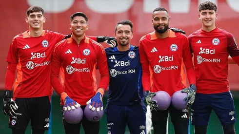 Brayan Cortés, Lawrence Vigouroux y Vicente Reyes pelean por el arco de Chile.
