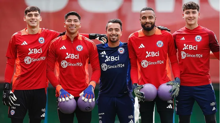 Brayan Cortés, Lawrence Vigouroux y Vicente Reyes pelean por el arco de Chile.