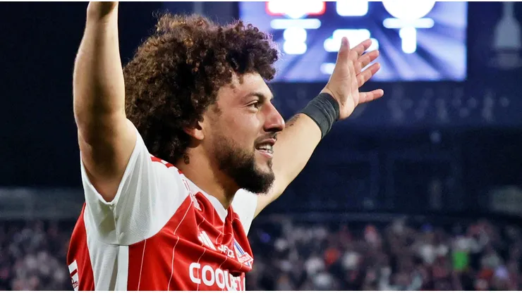 El Peluca sigue ganándose el cariño de los hinchas albos.