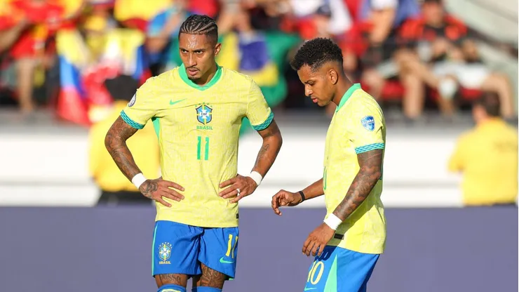 Raphinha y Rodrygo, de Barcelona y Real Madrid respectivamente, serán parte de los delanteros que piensa Brasil contra Chile.