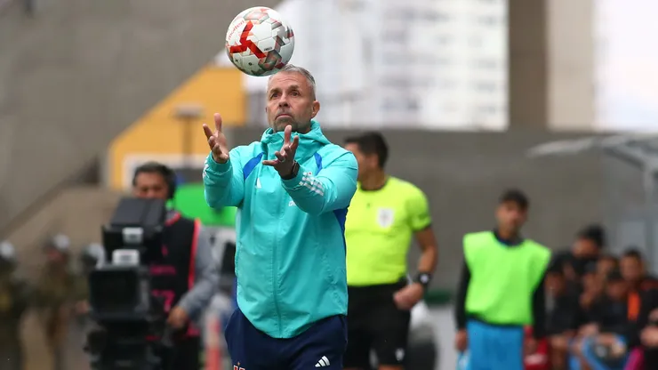 En Perú dicen que Gustavo Álvarez es candidato para la banca de la Roja.