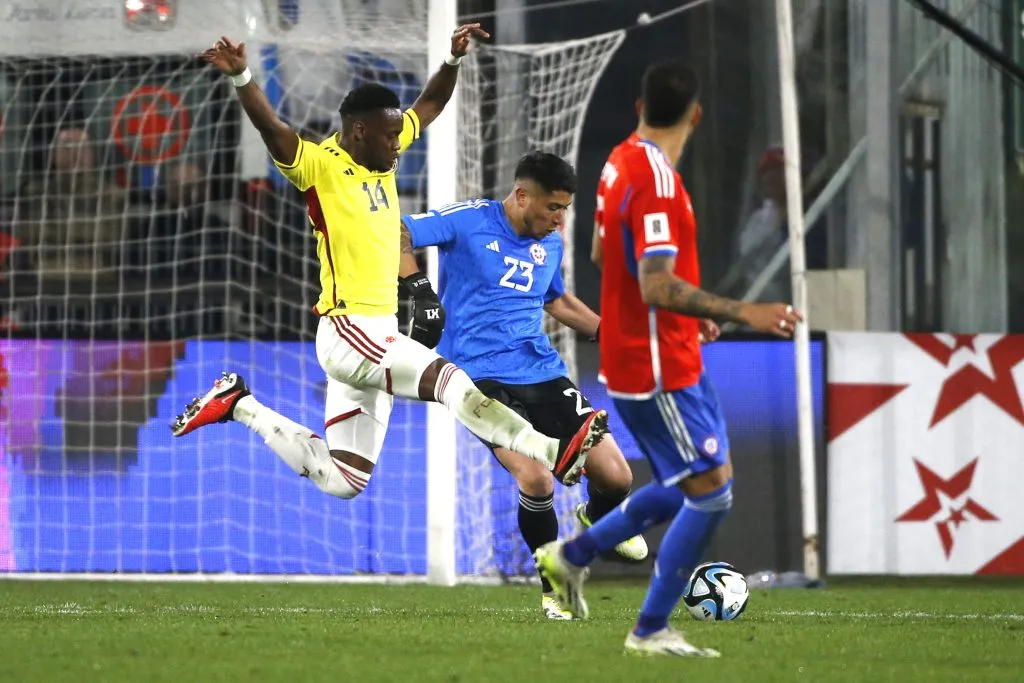 Chile tendrá una compleja visita a una Colombia que está encendida tras ser finalista de la última Copa América. Foto: Photosport.
