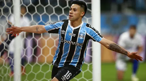 Alexander Aravena anotó su primer gol con Gremio y lo eligen figura en Brasil.