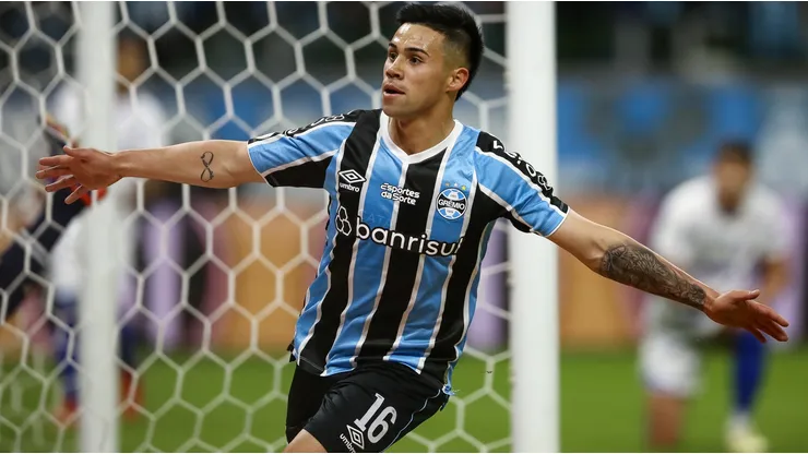 Alexander Aravena anotó su primer gol con Gremio y lo eligen figura en Brasil.