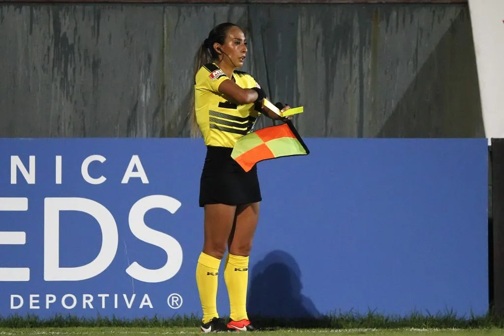 Cindy Nahuelcoy en acción como árbitra en la primera división chilena, donde hizo historia. (Felipe Zanca/Photosport).