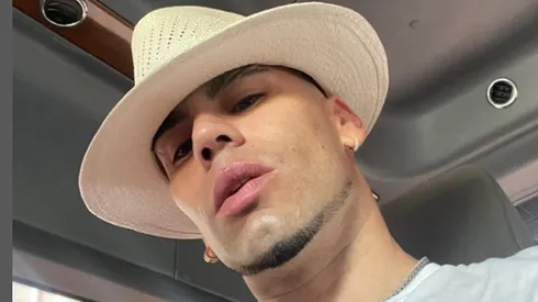 El artista compartió románticas postales.