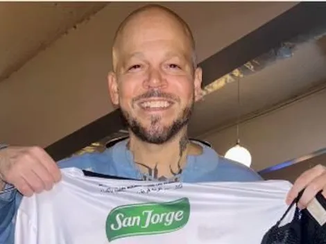 Homenaje: Artista Residente luce camiseta de equipo chileno