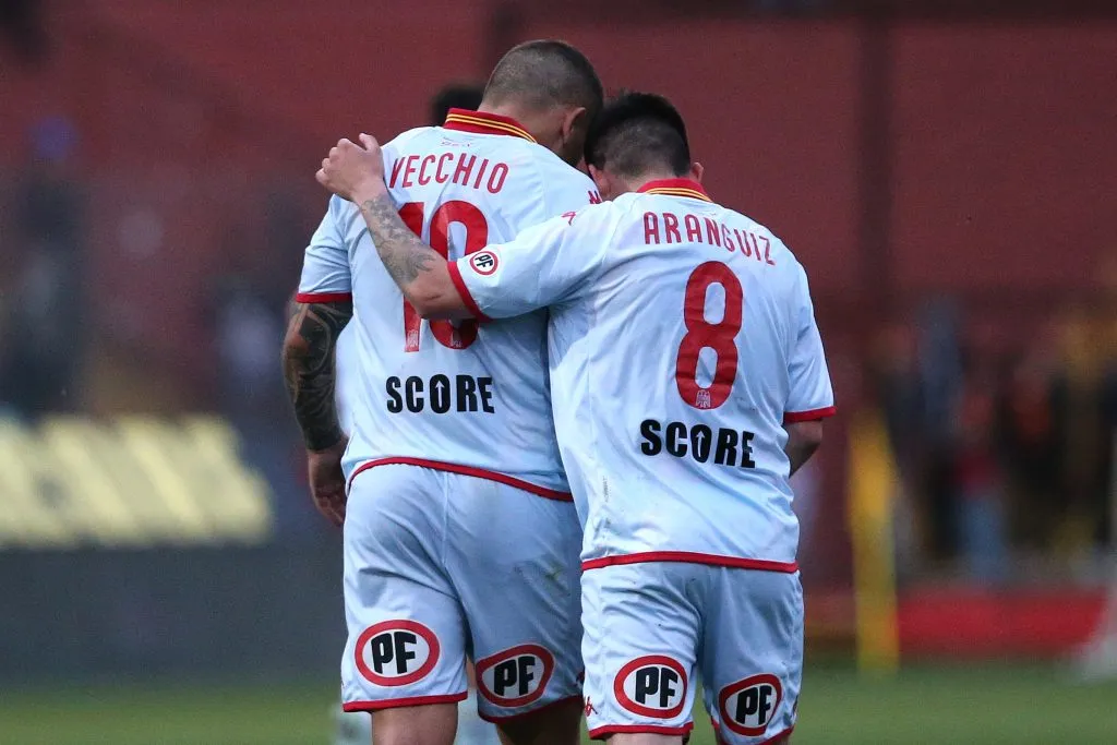 Emiliano Vecchio y Pablo Aránguiz celebran uno de los goles ante Huachipato. (Javier Salvo/Photosport).
