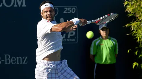 Fernando González impactando una derecha infernal.