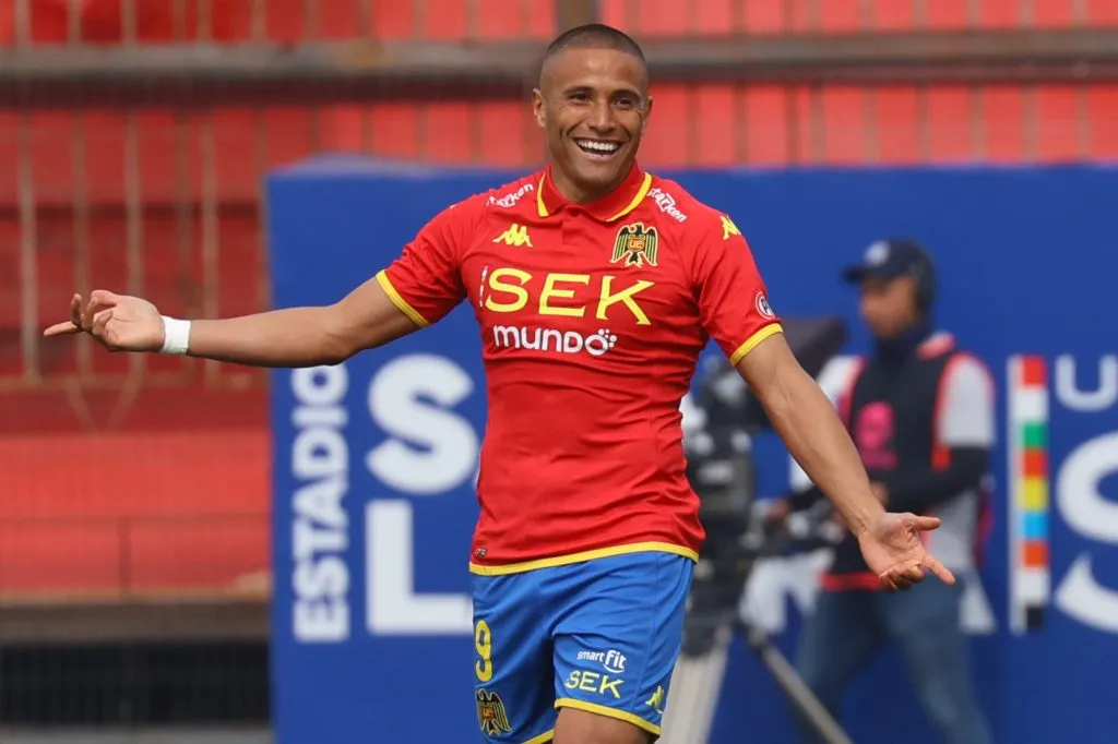 Leandro Benegas festeja uno de los goles que marcó en Unión Española. (Marcelo Hernandez/Photosport).