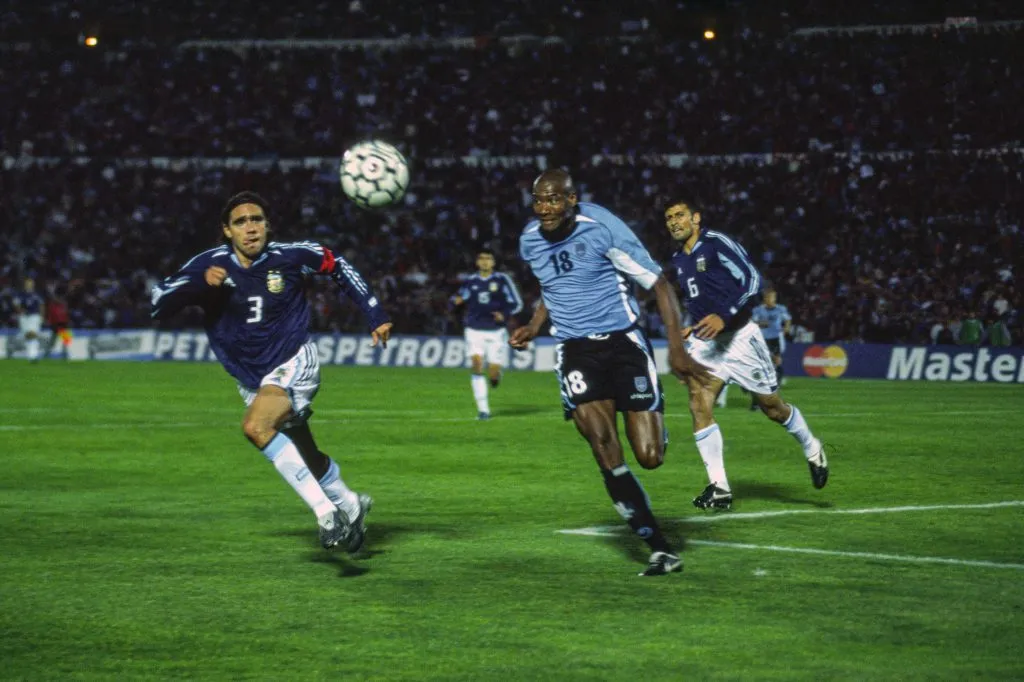 Richard Morales en acción por Uruguay ante Argentina. (Foto: Imago).