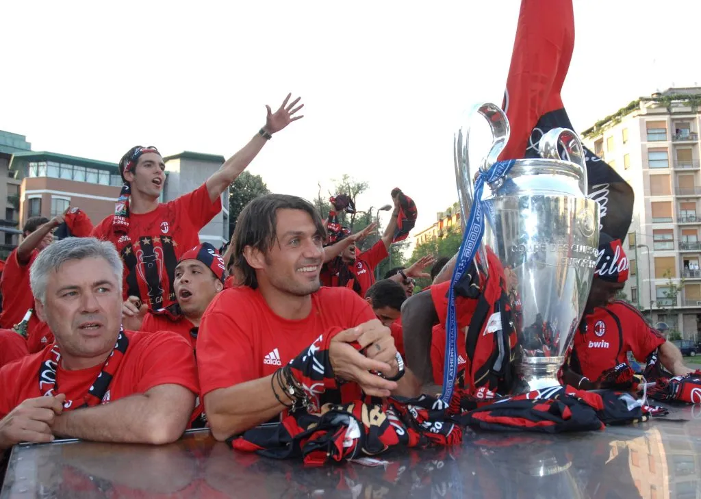 El AC Milan festeja una Champions League en 2007. Ancelotti, Paolo Maldini y Kaka (con un cintillo) celebran en las calles. (Foto: Imago).