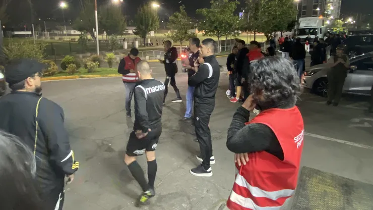Le robaron los celulares a los árbitros en el camarín del estadio Monumental.