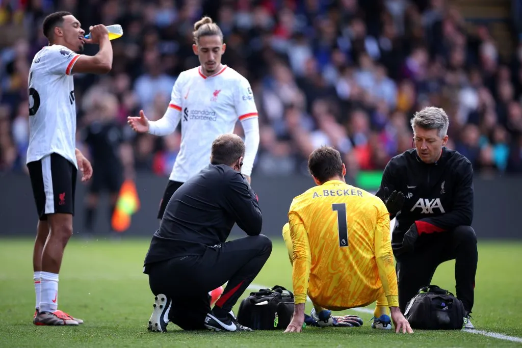 Alisson Becker se lesionó ante Crystal Palace. Imagen: Getty.