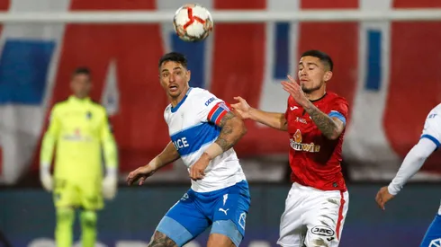 Fernando Zampedri y Moisés González en el último partido entre Universidad Católica y O'Higgins, en la fecha 12 del Campeonato Nacional 2024.