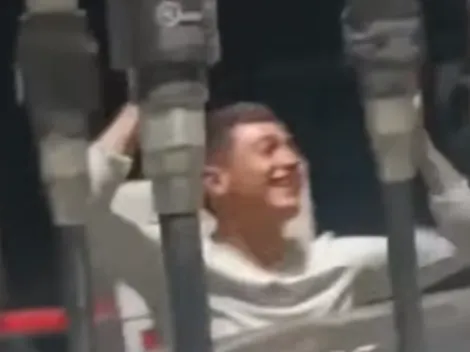 Cortado albo le canta a la U de Chile en una bencinera