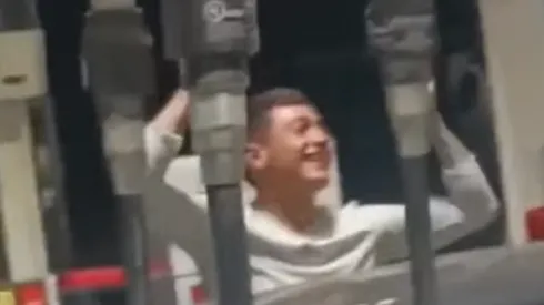 Cristián Zavala vivió un momento muy feliz en plena recarga de combustible.