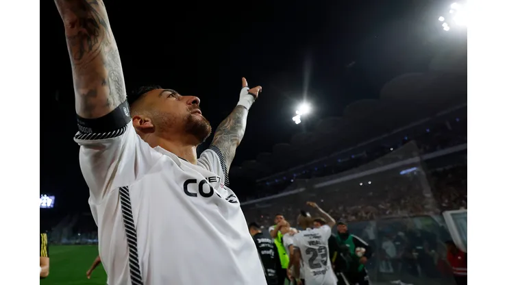Javier Correa celebra el gol de la victoria de Colo Colo ante la UC