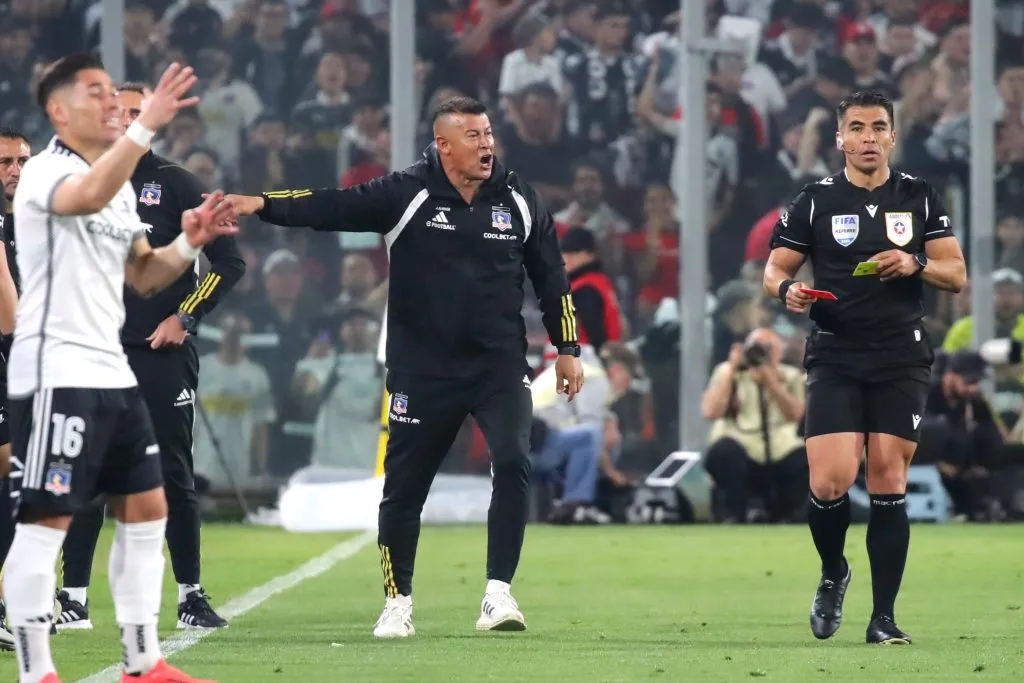 Jorge Almirón se fue expulsado en Colo Colo por su reclamos contra José Cabero. | Foto: Photosport.