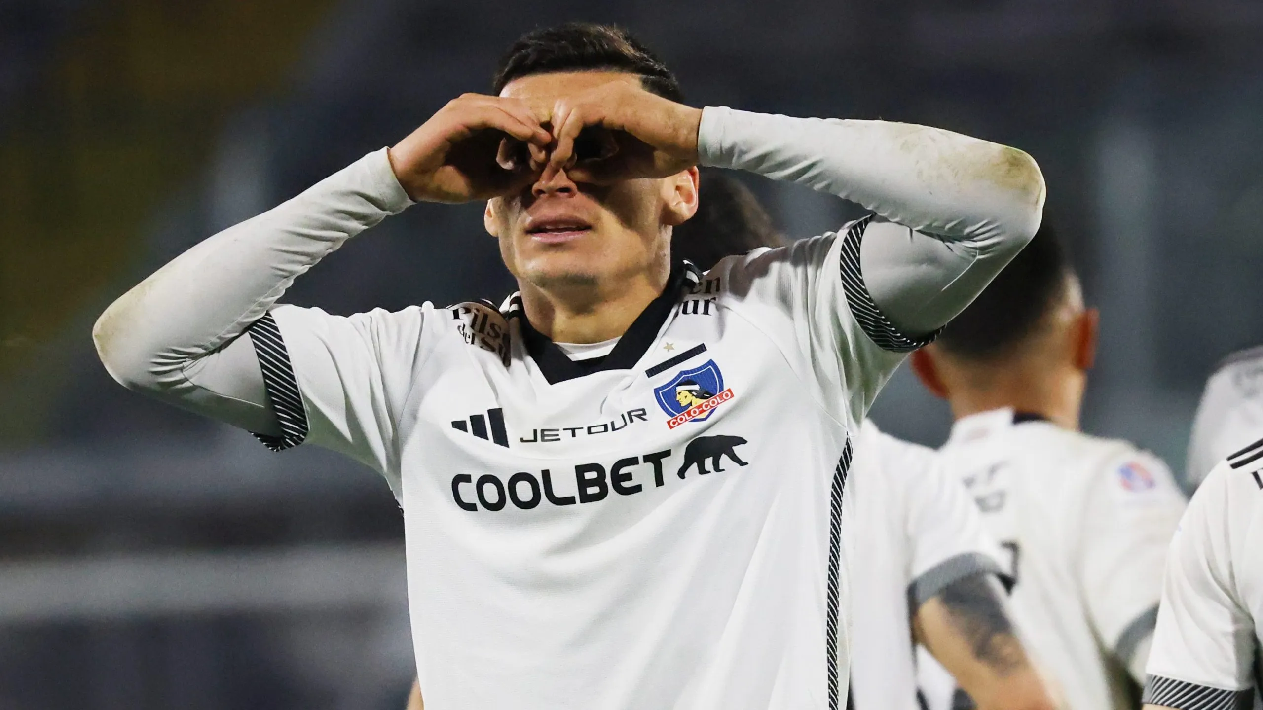 Lucas Cepeda celebra uno de sus goles en Colo Colo. (Marcelo Hernandez/Photosport).