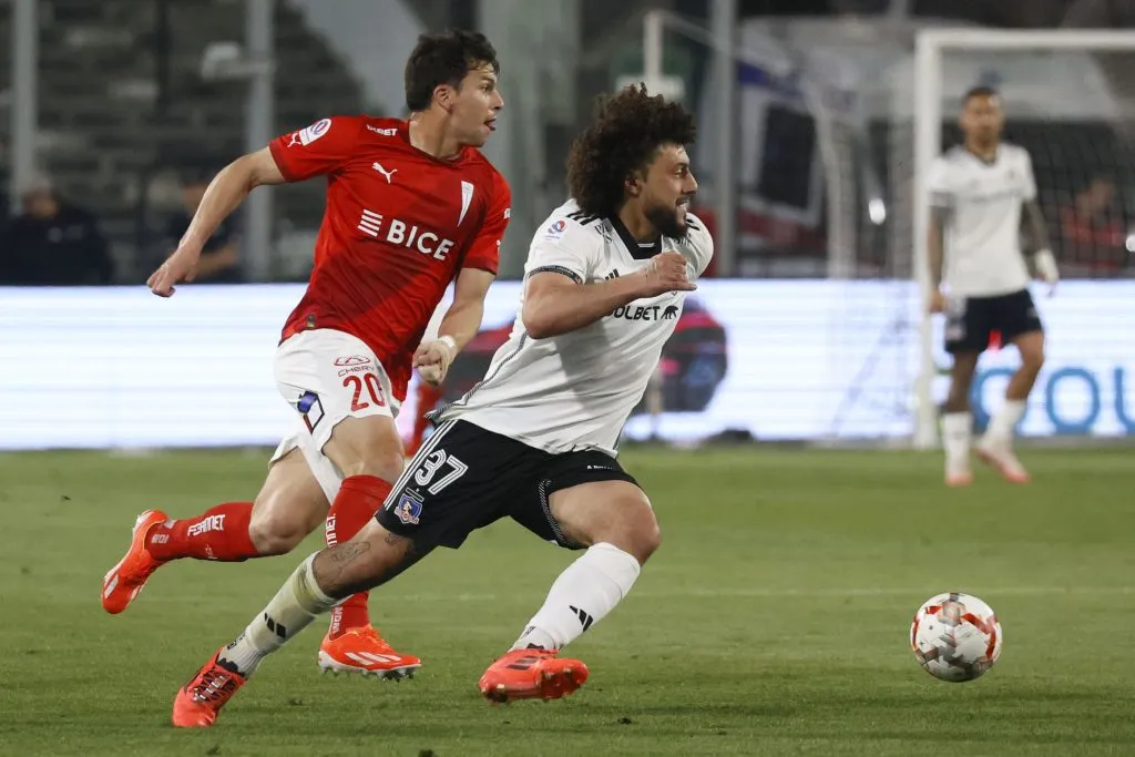 Maximiliano Falcón fue titular y ayudó a Colo Colo a meterle presión a la U en la cima. Foto: Photosport.