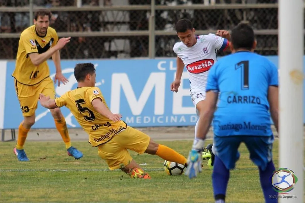 Juan Camilo Portilla en acción por Deportes Melipilla ante Santiago Morning.