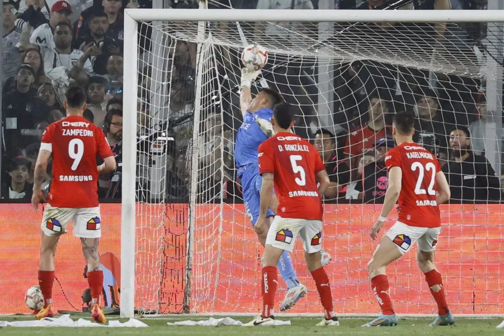 Zanahoria Pérez no pudo sacar el cabezazo de Correa. (Dragomir Yankovic/Photosport).