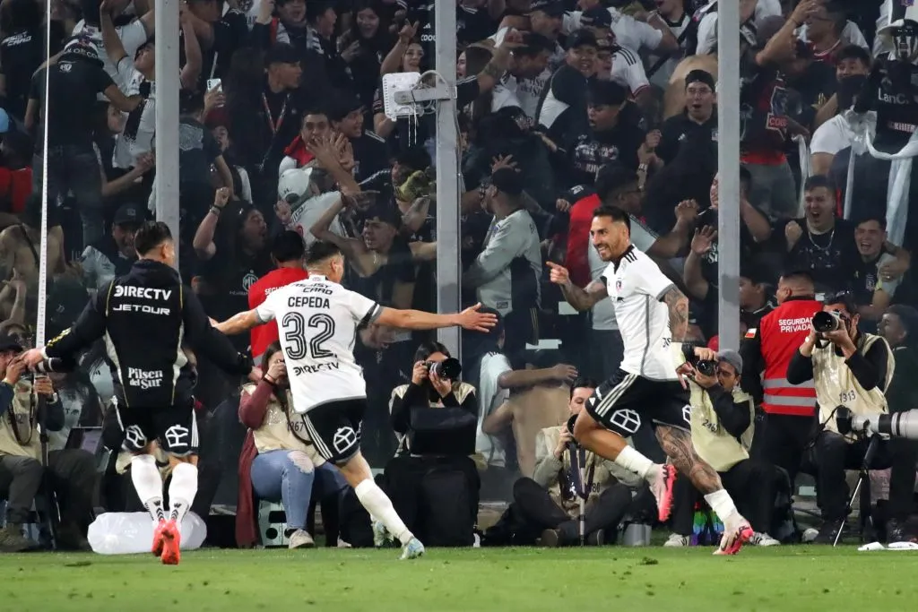 Lucas Cepeda festeja junto a Javier Correa, el goleador de la noche. (Jonnathan Oyarzun/Photosport).