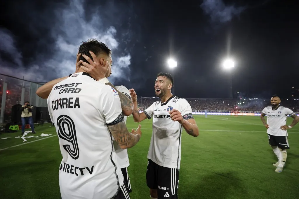 Javier Correa celebra el gol de Colo Colo junto a sus compañeros. (Pepe Alvujar/Photosport).