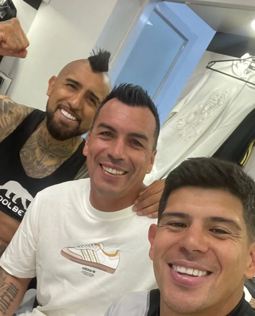 Paredes junto a Vidal y Pavez tras la victoria de Colo Colo.