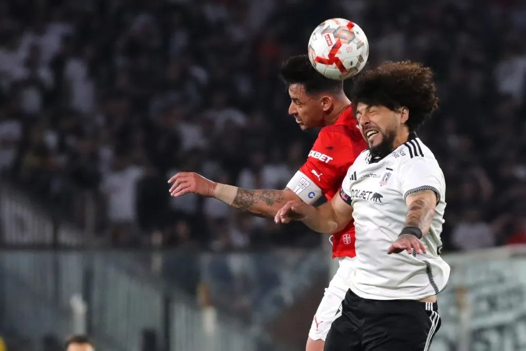 Falcón y Zampedri en plena lucha. (Jonnathan Oyarzun/Photosport).