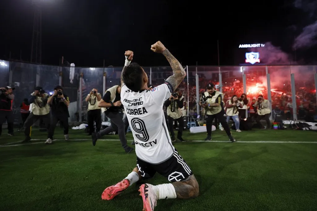 Javier Correa celebró así su gol a la UC. (Pepe Alvujar/Photosport).